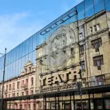Nowoczesna fasada Teatru Jaracza w Łodzi odbija zabytkowe kamienice. Sprawdź repertuar!