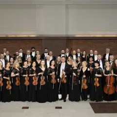 Orkiestra symfoniczna przygotowuje się do koncertu. W repertuarze opera królewska.