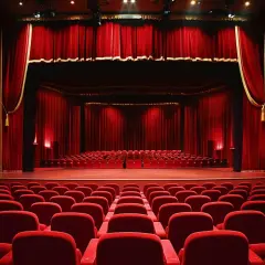 Czerwone aksamitne fotele i zasłony w teatrze rozrywki w Chorzowie czekają na widzów.