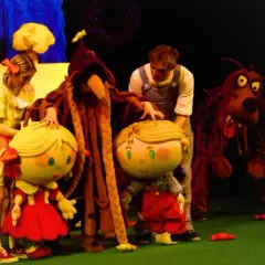 Na scenie teatru lalek Banialuka im. Jerzego Zitzmana, kukiełki i aktorzy tworzą barwny świat.