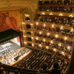 Wielka sala koncertowa z orkiestrą na scenie i widzami na widowni. Trudno oszacować, ile jest miejsc w teatrze Roma, ale jest ich mnóstwo!
