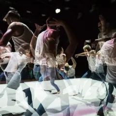 Dynamiczne ruchy tancerzy na scenie. Krakowski teatr tańca w ruchu, uchwycony w wielokrotnej ekspozycji.
