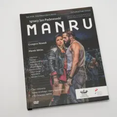 Okładka DVD z operą "Manru" Ignacego Jana Paderewskiego. Na pierwszym planie para aktorów, w tle tłum.