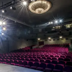 Puste fioletowe fotele w **Teatrze Studio im. Stanisława Ignacego Witkiewicza** czekają na widzów. Reflektory oświetlają scenę.