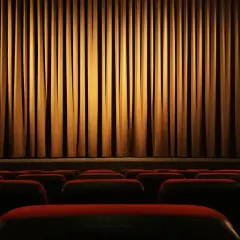 Ile trwa przerwa w teatrze? Czas, który warto znać przed spektaklem