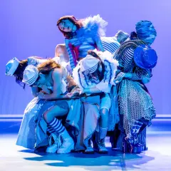 Aktorzy Teatru Miejskiego im. Witolda Gombrowicza w Gdyni w scenie zbiorowej, w stylizowanych strojach marynistycznych.