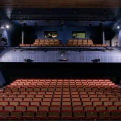 Puste rzędy foteli w teatrze im. Wandy Siemaszkowej w Rzeszowie czekają na widzów.