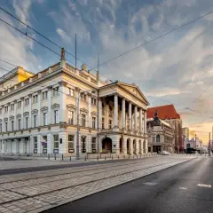 Wrocławski Teatr Lalek, z jego imponującą fasadą, zaprasza na bogaty opera repertuar wrocław.