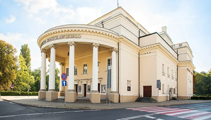 Teatr im. Wojciecha Bogusławskiego w Kaliszu, z charakterystycznym portykiem i kolumnami, zaprasza na spektakle.