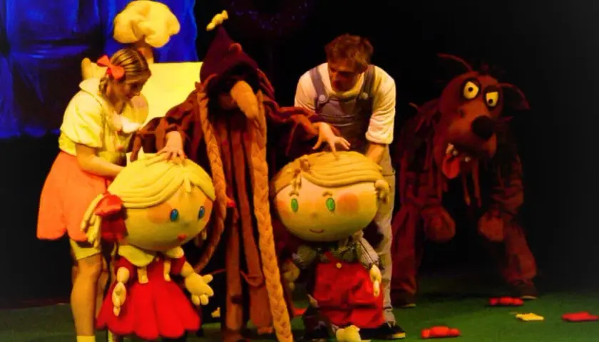 Na scenie teatru lalek Banialuka im. Jerzego Zitzmana, kukiełki i aktorzy tworzą barwny świat.