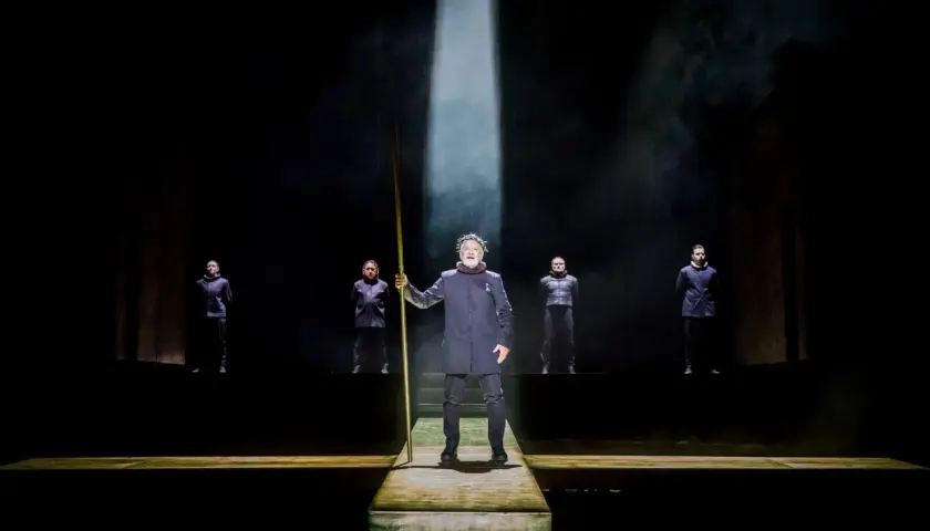 Aktorzy na scenie, przygotowujący się do spektaklu. Warto być w teatrze na 30 minut przed spektaklem.