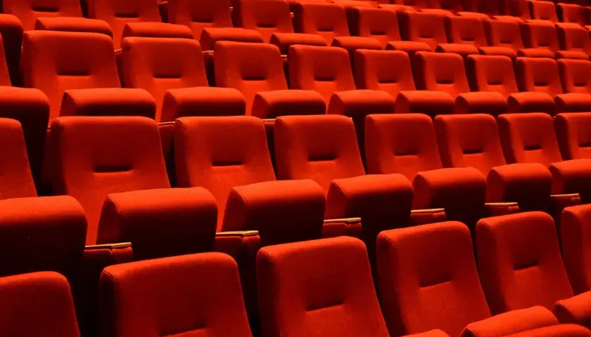 Czerwone fotele kinowe, idealne do oglądania filmów. Które miejsca w teatrze są najlepsze? Te z najlepszym widokiem i dźwiękiem!