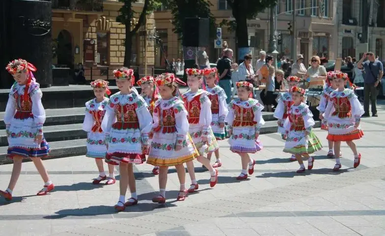 Taniec polka skąd pochodzi? Odkryj zaskakujące fakty o jego historii
