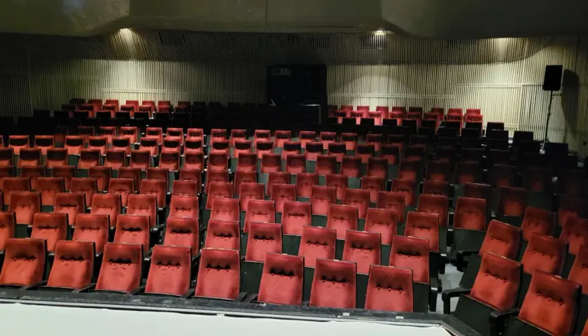 Puste czerwone fotele w sali kinowej. Teatr im. Adama Mickiewicza w Częstochowie czeka na widzów.