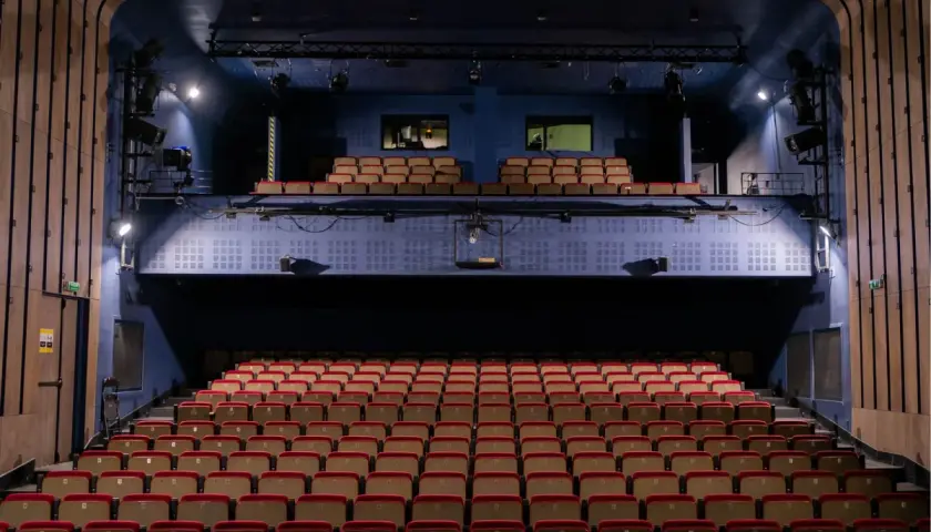Puste rzędy foteli w teatrze im. Wandy Siemaszkowej w Rzeszowie czekają na widzów.