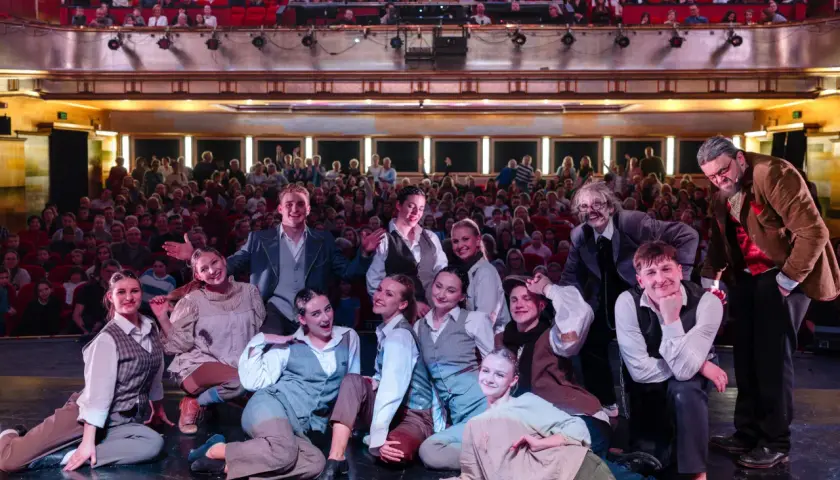Aktorzy Teatru Avatar Legnica pozują na scenie przed publicznością.