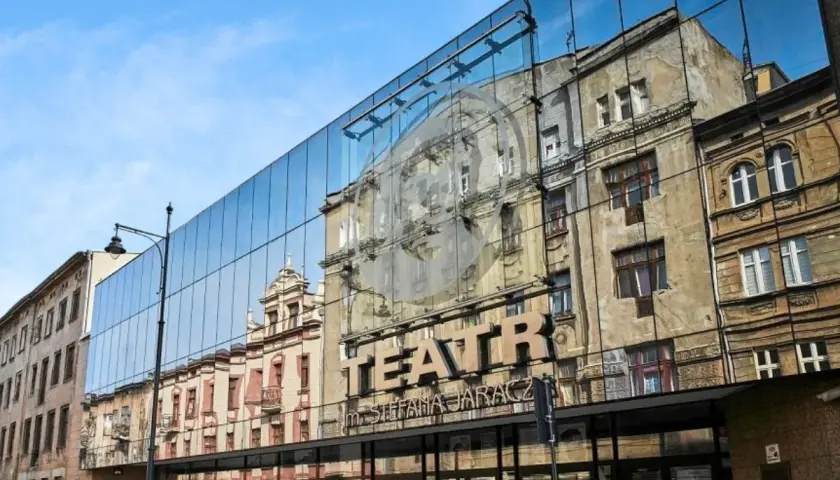 Nowoczesna fasada Teatru Jaracza w Łodzi odbija zabytkowe kamienice. Sprawdź repertuar!