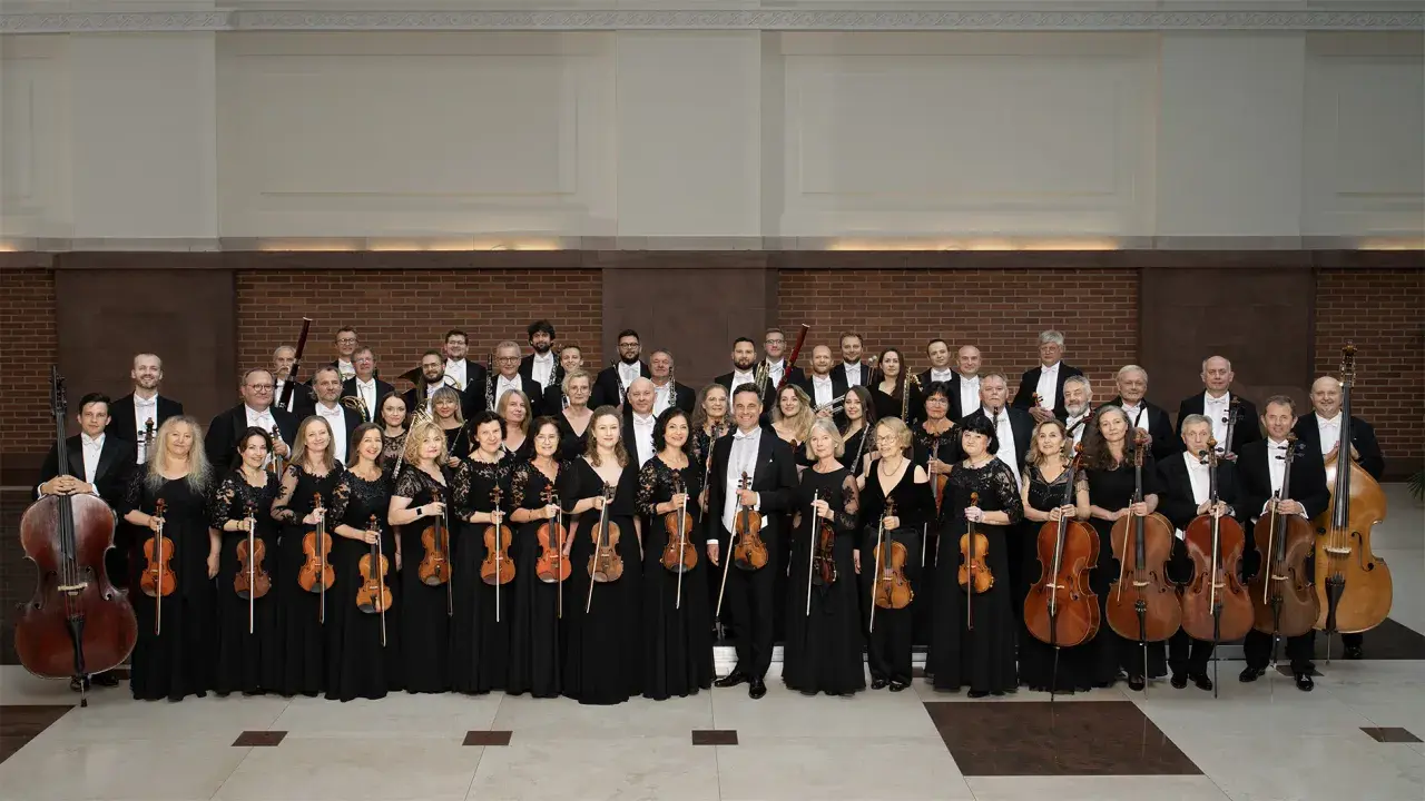 Orkiestra symfoniczna przygotowuje się do koncertu. W repertuarze opera królewska.