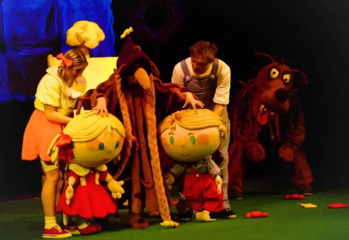 Na scenie teatru lalek Banialuka im. Jerzego Zitzmana, kukiełki i aktorzy tworzą barwny świat.