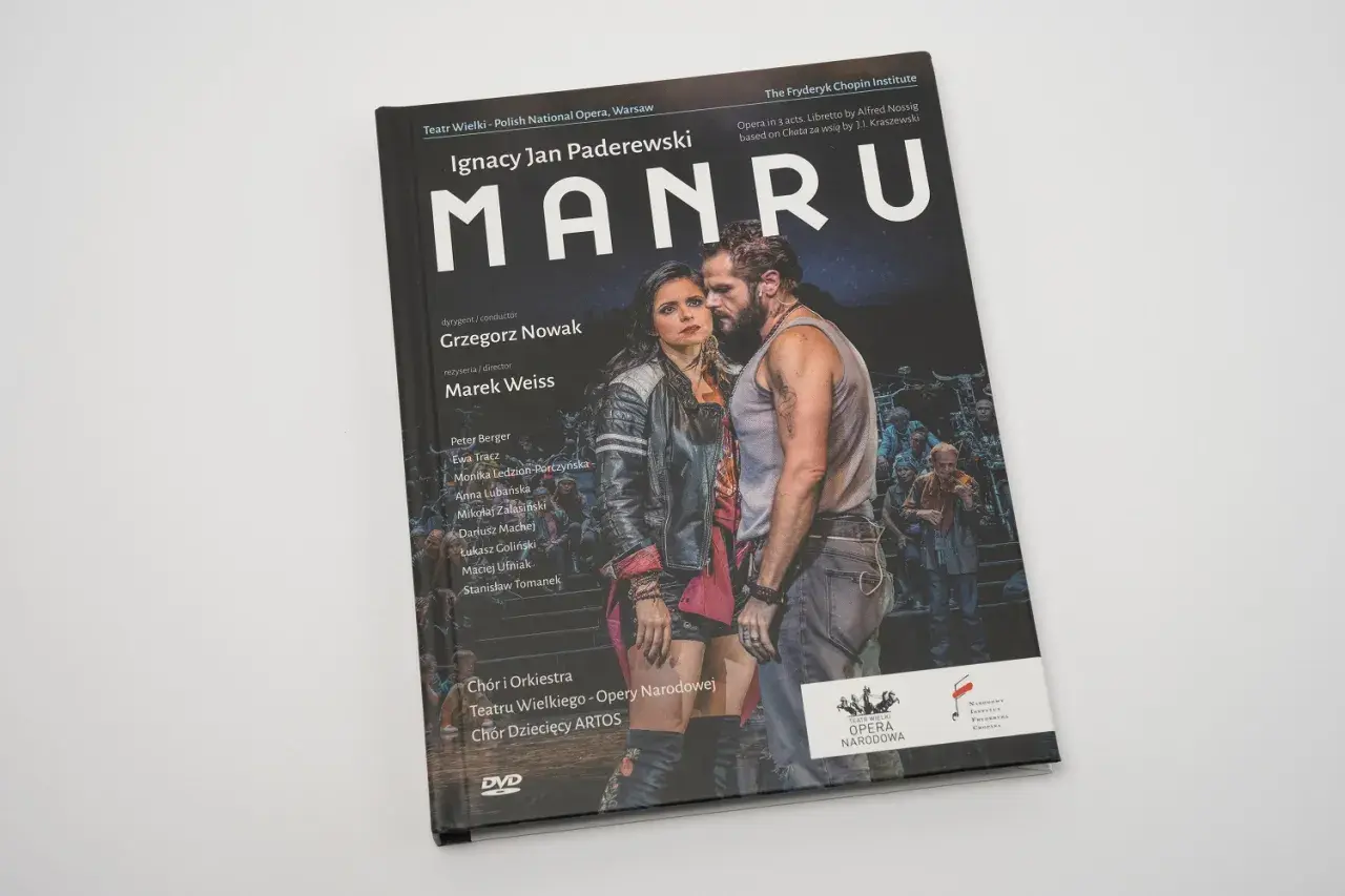 Okładka DVD z operą "Manru" Ignacego Jana Paderewskiego. Na pierwszym planie para aktorów, w tle tłum.