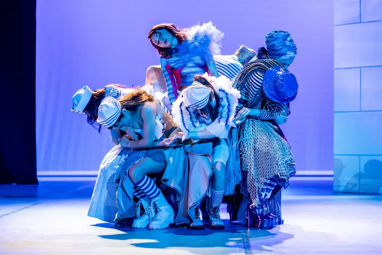 Aktorzy Teatru Miejskiego im. Witolda Gombrowicza w Gdyni w scenie zbiorowej, w stylizowanych strojach marynistycznych.