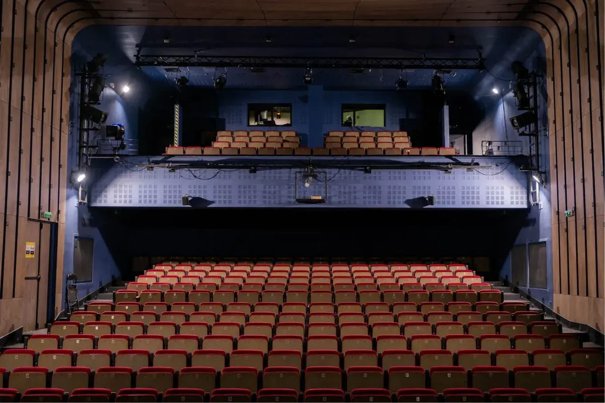Puste rzędy foteli w teatrze im. Wandy Siemaszkowej w Rzeszowie czekają na widzów.