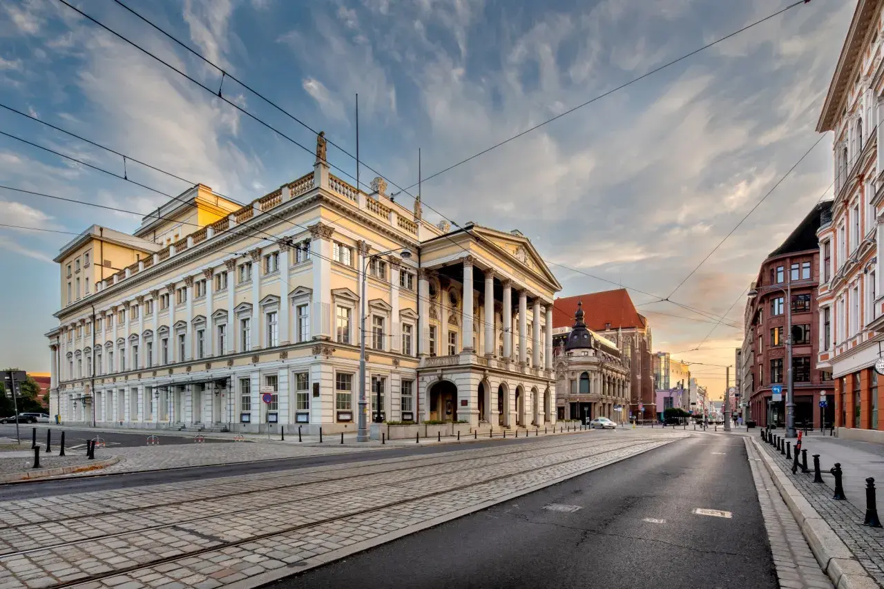 Wrocławski Teatr Lalek, z jego imponującą fasadą, zaprasza na bogaty opera repertuar wrocław.