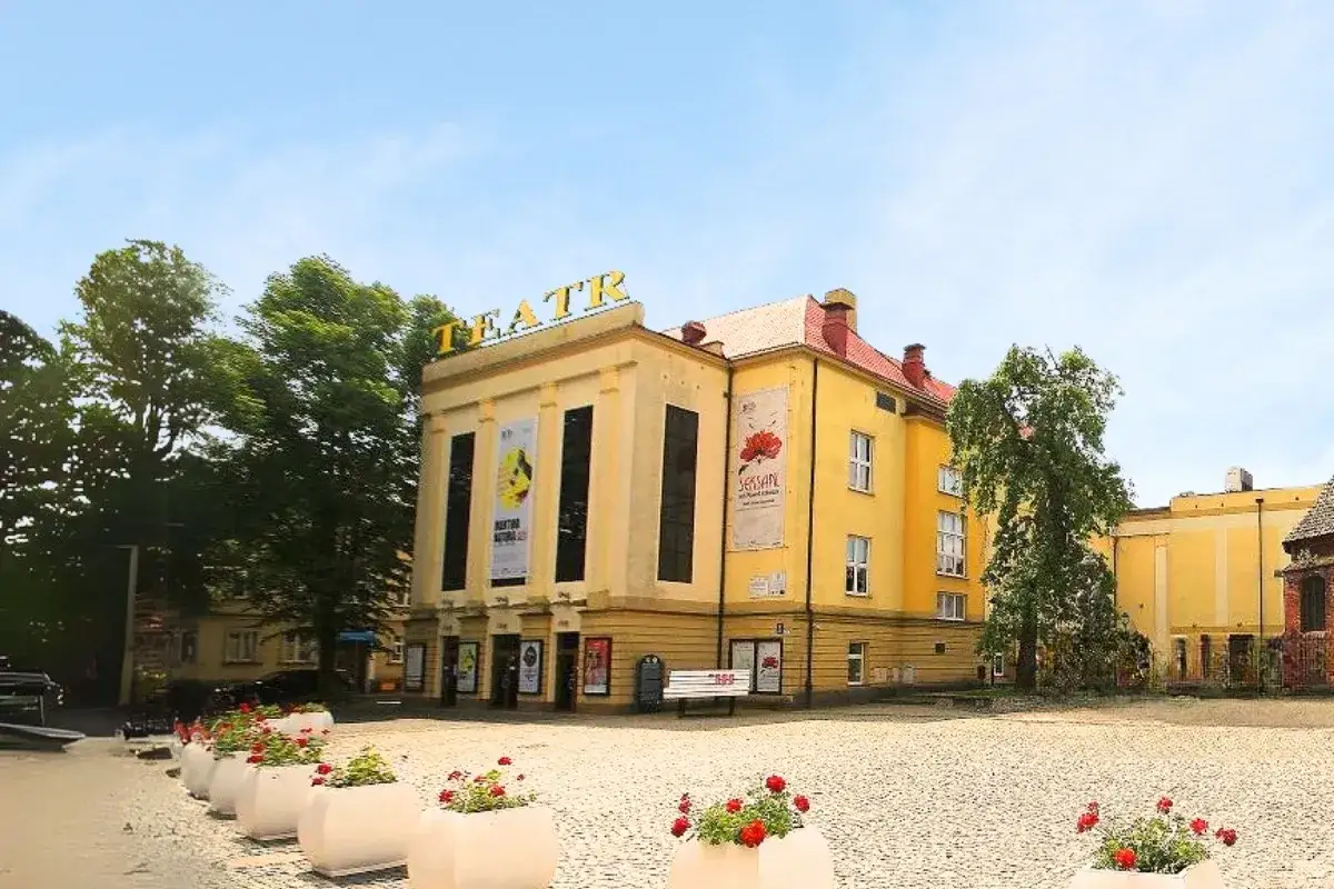Żółty budynek z napisem