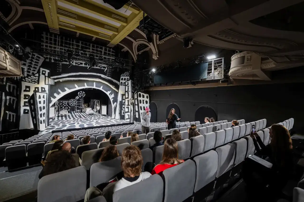 Widownia Teatru Starego w Krakowie, gotowa na spektakl z repertuaru. Scenografia w czerni i bieli.