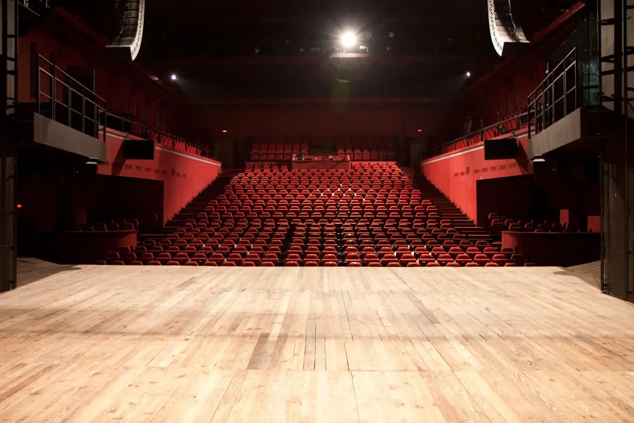 Pusta scena i czerwone fotele widowni w Teatrze Rozrywki w Chorzowie czekają na widzów.