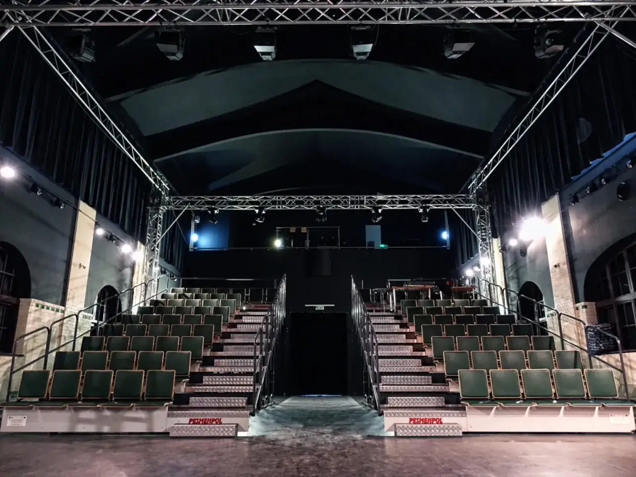 Puste siedzenia w teatrze tańca Rozbark czekają na widzów. Scena gotowa na spektakl.