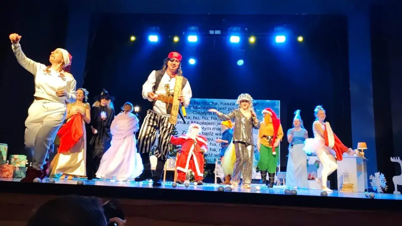 Scena w teatrze Ostrów Wielkopolski: pirat, Mikołaj i barwne postacie w świątecznym spektaklu.