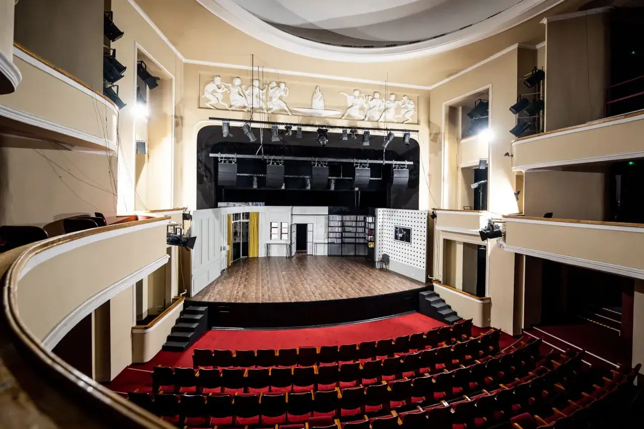 Pusta scena i widownia teatru w Kaliszu czekają na kolejne spektakle.
