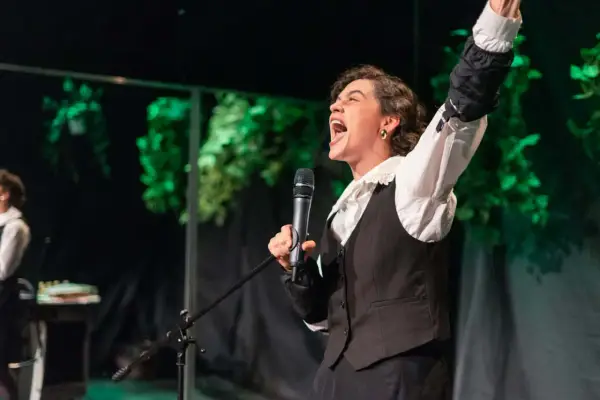 Aktorka z Teatru Lalki i Aktora w Opolu krzyczy do mikrofonu, prezentując emocjonujący fragment repertuaru.