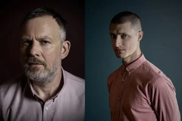Dwóch aktorów Teatru Nowego w Warszawie, starszy z brodą i młodszy z krótkimi włosami, w różowych koszulach.